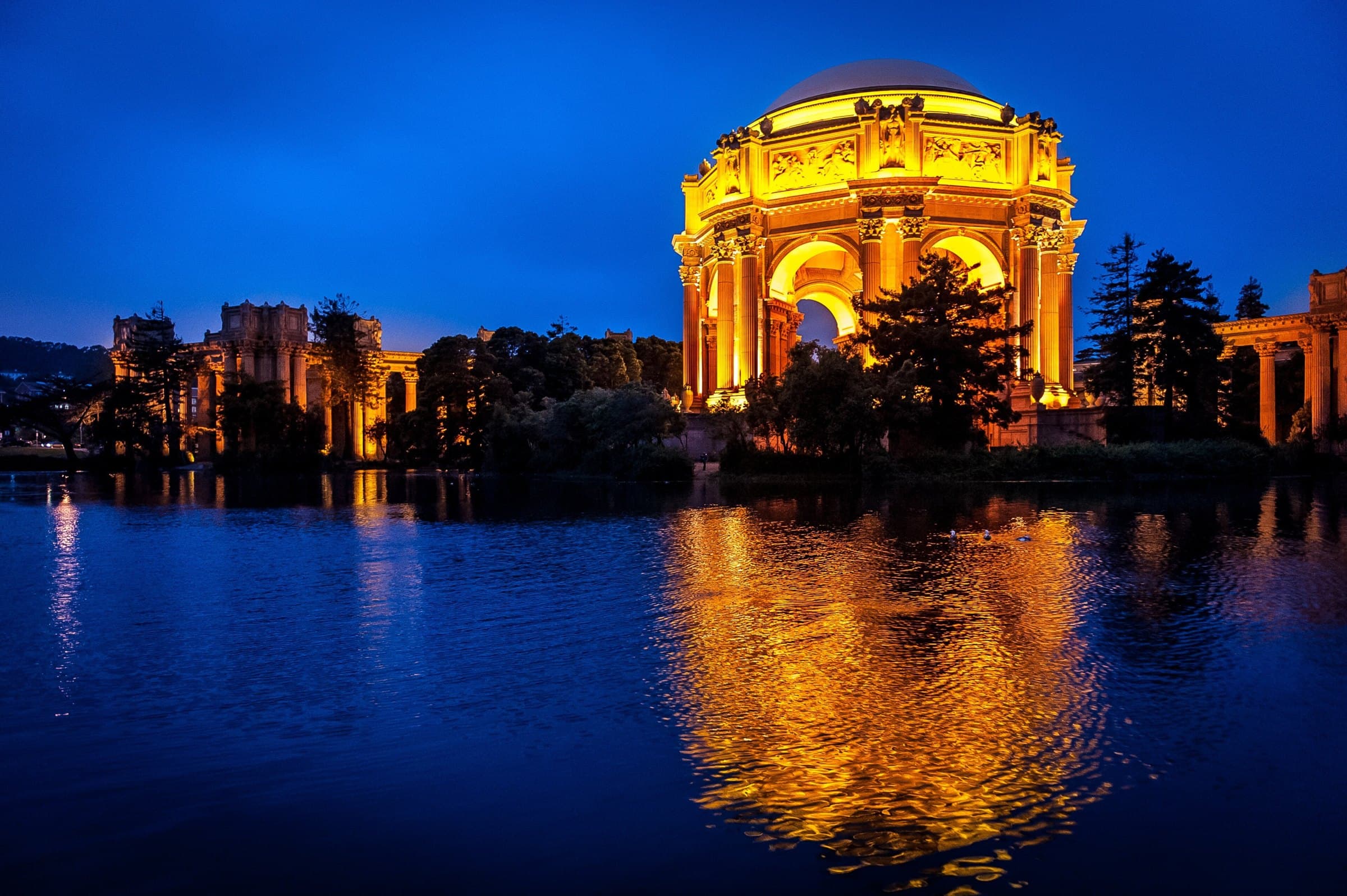 Palace of Fine Arts rotunda and lagoon in the Marina